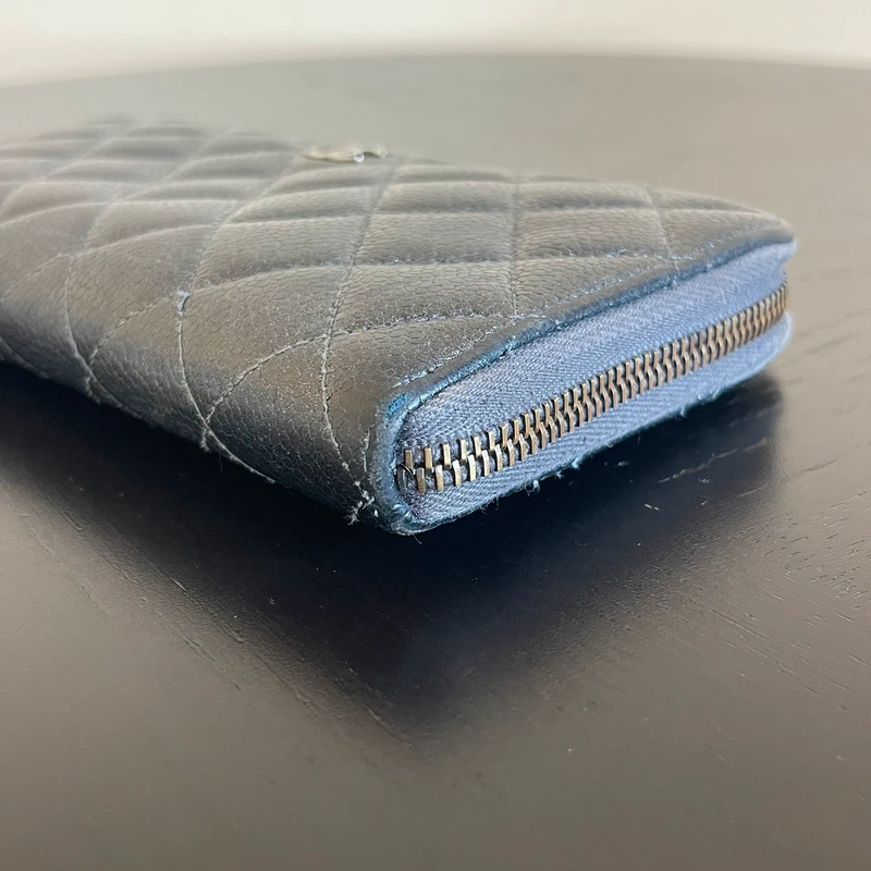 Chanel portefeuille long classique en cuir de veau grainé irisé gris LUXE DE SECONDE MAIN AUTHENTIQUE. PETITE MAROQUINERIE DE LUXE. ENTRUPY CERTIFICATE