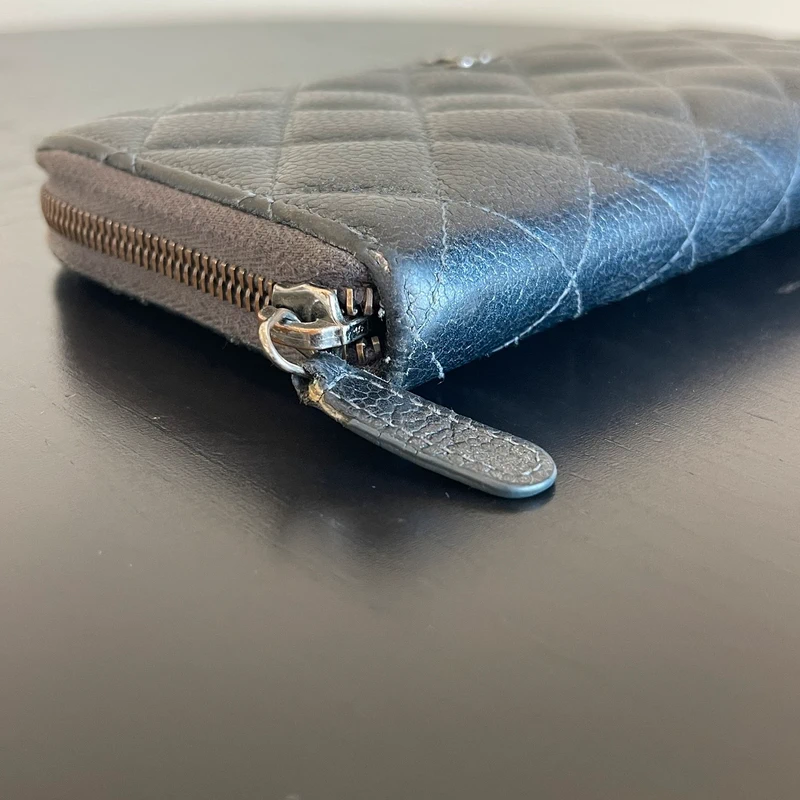 Chanel portefeuille long classique en cuir de veau grainé irisé gris LUXE DE SECONDE MAIN AUTHENTIQUE. PETITE MAROQUINERIE DE LUXE. ENTRUPY CERTIFICATE