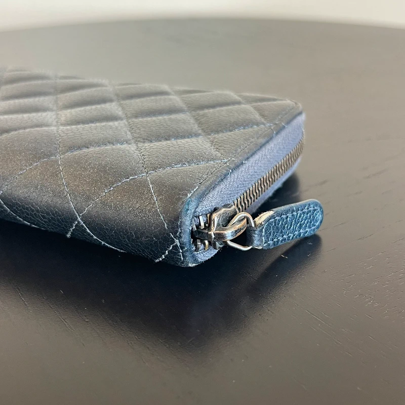 Chanel portefeuille long classique en cuir de veau grainé irisé gris LUXE DE SECONDE MAIN AUTHENTIQUE. PETITE MAROQUINERIE DE LUXE. ENTRUPY CERTIFICATE