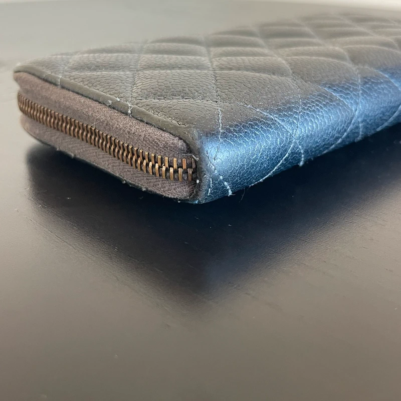 Chanel portefeuille long classique en cuir de veau grainé irisé gris LUXE DE SECONDE MAIN AUTHENTIQUE. PETITE MAROQUINERIE DE LUXE. ENTRUPY CERTIFICATE