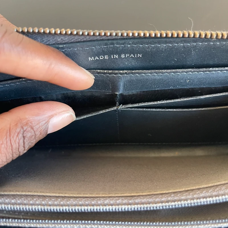 Chanel portefeuille long classique en cuir de veau grainé irisé gris LUXE DE SECONDE MAIN AUTHENTIQUE. PETITE MAROQUINERIE DE LUXE. ENTRUPY CERTIFICATE