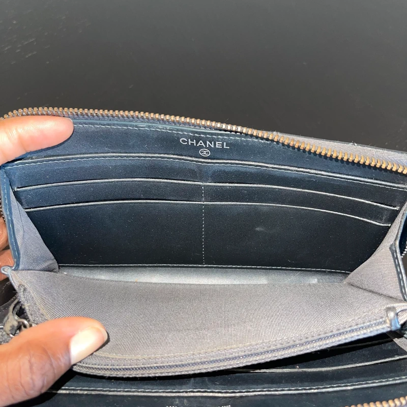 Chanel portefeuille long classique en cuir de veau grainé irisé gris LUXE DE SECONDE MAIN AUTHENTIQUE. PETITE MAROQUINERIE DE LUXE. ENTRUPY CERTIFICATE