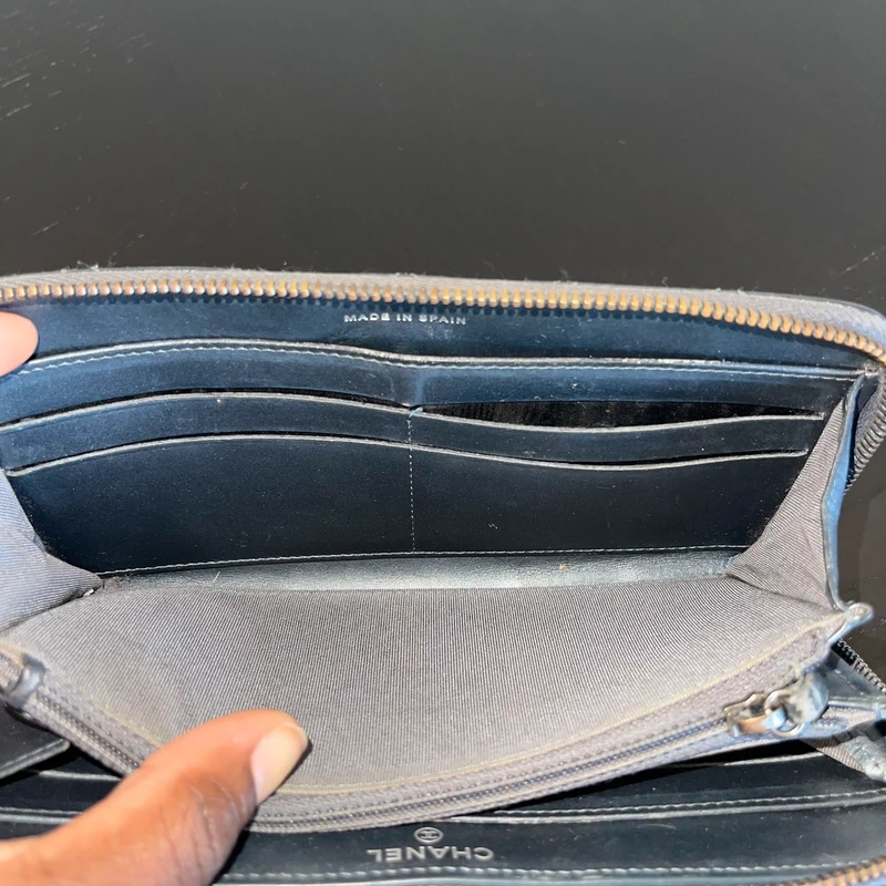 Chanel portefeuille long classique en cuir de veau grainé irisé gris LUXE DE SECONDE MAIN AUTHENTIQUE. PETITE MAROQUINERIE DE LUXE. ENTRUPY CERTIFICATE