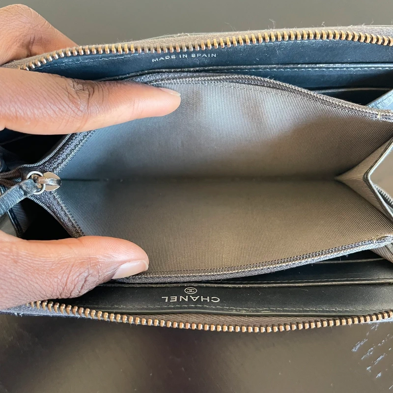 Chanel portefeuille long classique en cuir de veau grainé irisé gris LUXE DE SECONDE MAIN AUTHENTIQUE. PETITE MAROQUINERIE DE LUXE. ENTRUPY CERTIFICATE