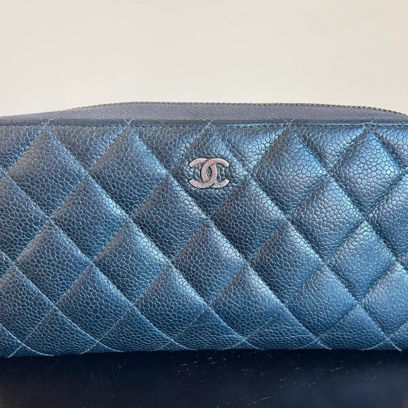 Chanel portefeuille long classique en cuir de veau grainé irisé gris LUXE DE SECONDE MAIN AUTHENTIQUE. PETITE MAROQUINERIE DE LUXE. ENTRUPY CERTIFICATE