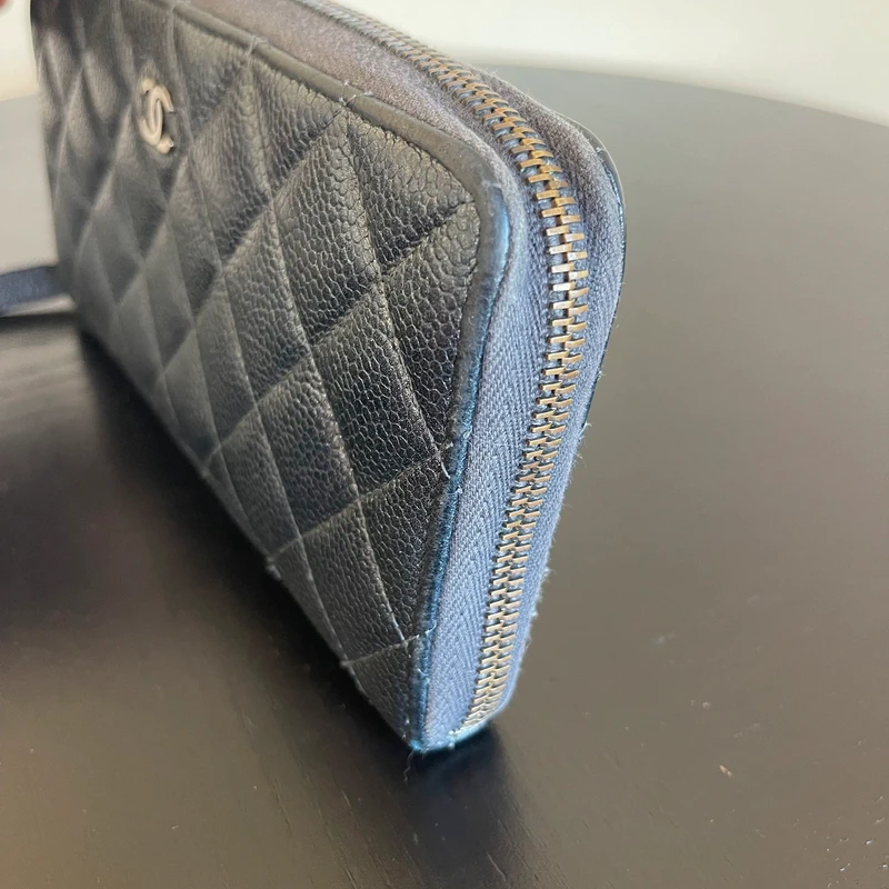 Chanel portefeuille long classique en cuir de veau grainé irisé gris LUXE DE SECONDE MAIN AUTHENTIQUE. PETITE MAROQUINERIE DE LUXE. ENTRUPY CERTIFICATE