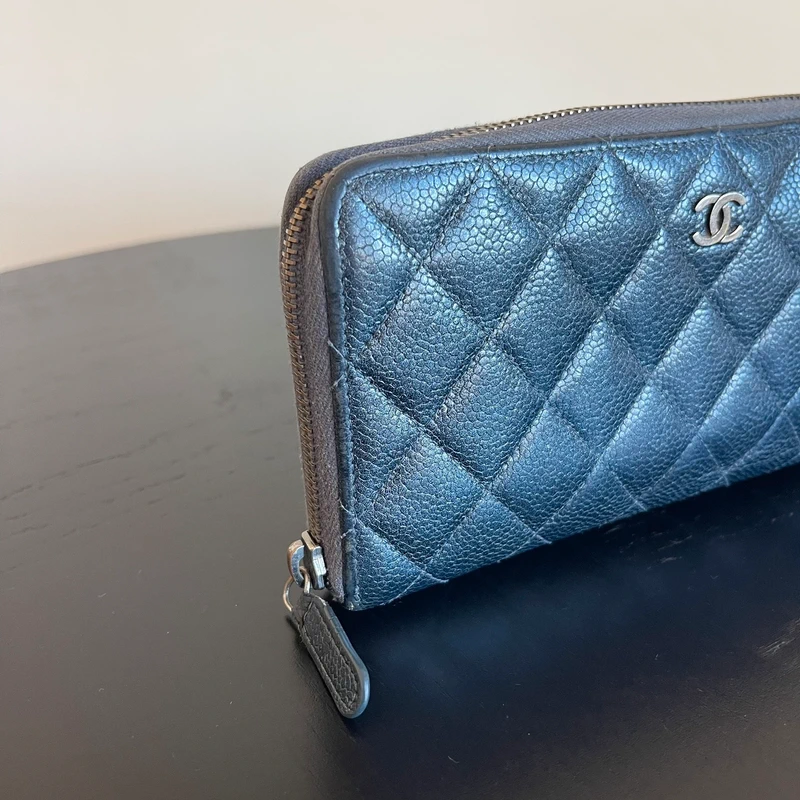 Chanel portefeuille long classique en cuir de veau grainé irisé gris LUXE DE SECONDE MAIN AUTHENTIQUE. PETITE MAROQUINERIE DE LUXE. ENTRUPY CERTIFICATE