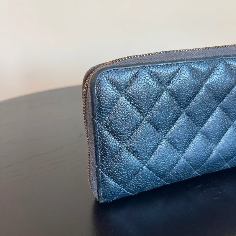 Chanel portefeuille long classique en cuir de veau grainé irisé gris LUXE DE SECONDE MAIN AUTHENTIQUE. PETITE MAROQUINERIE DE LUXE. ENTRUPY CERTIFICATE