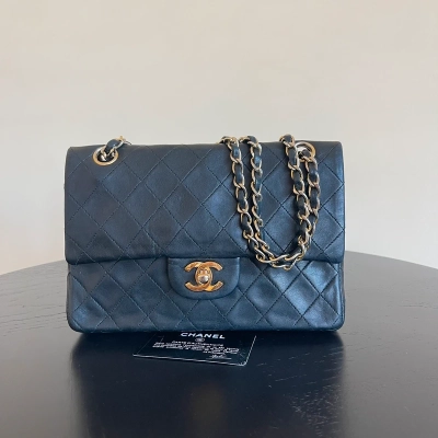 Chanel timeless small vintage cuir d'agneau lisse avec poinçon. SAC DE LUXE DE SECONDE MAIN AUTHENTIQUE CERTIFICAT D'AUTHENTICITE ENTRUPY. SAC DE LUXE D'OCCASION PAS CHER.