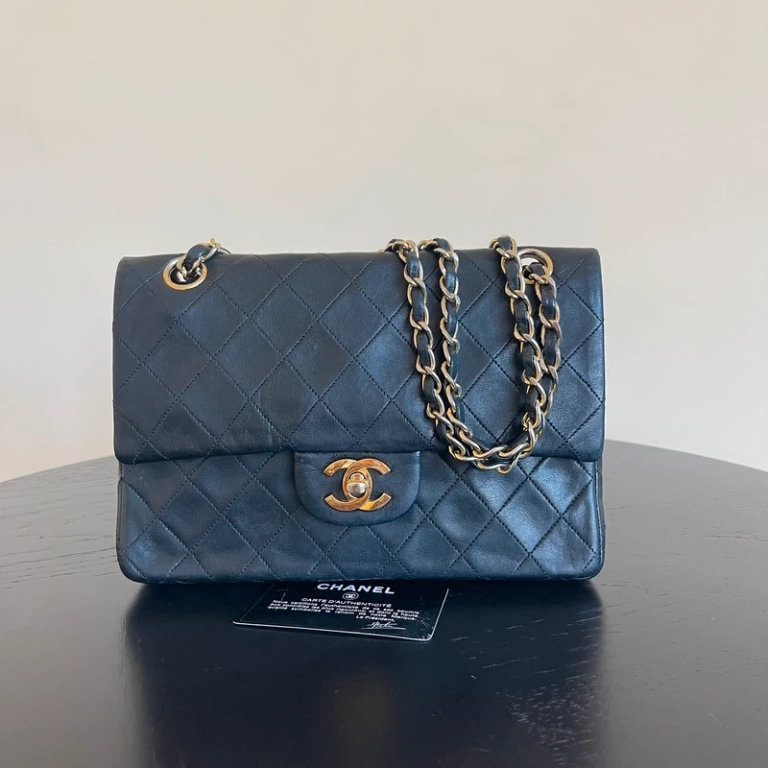 Chanel timeless small vintage cuir d'agneau lisse avec poinçon. SAC DE LUXE DE SECONDE MAIN AUTHENTIQUE CERTIFICAT D'AUTHENTICITE ENTRUPY. SAC DE LUXE D'OCCASION PAS CHER.