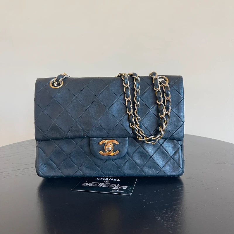 Chanel timeless small vintage cuir d'agneau lisse avec poinçon. SAC DE LUXE DE SECONDE MAIN AUTHENTIQUE CERTIFICAT D'AUTHENTICITE ENTRUPY. SAC DE LUXE D'OCCASION PAS CHER.
