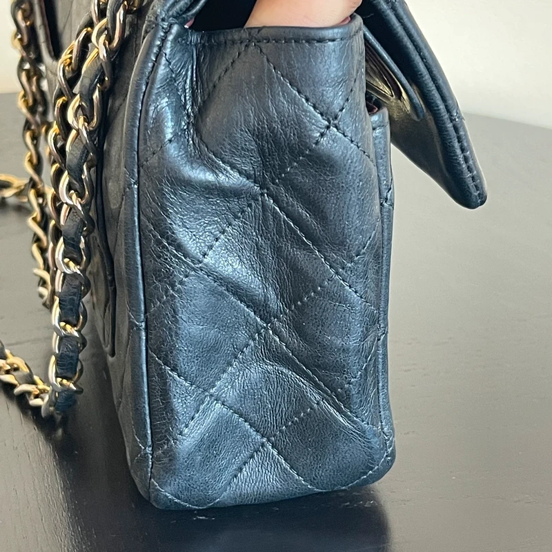 Chanel timeless small vintage cuir d'agneau lisse avec poinçon. SAC DE LUXE DE SECONDE MAIN AUTHENTIQUE CERTIFICAT D'AUTHENTICITE ENTRUPY. SAC DE LUXE D'OCCASION PAS CHER.