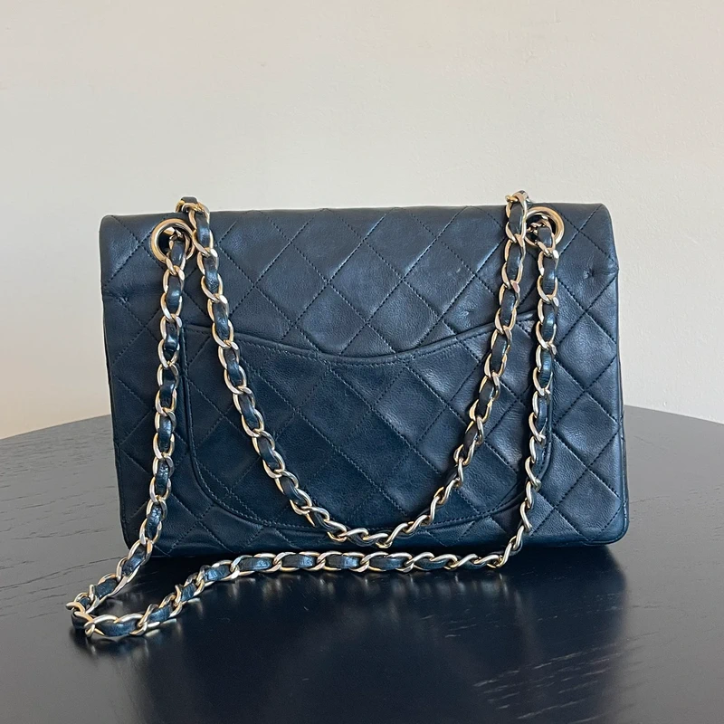 Chanel timeless small vintage cuir d'agneau lisse avec poinçon. SAC DE LUXE DE SECONDE MAIN AUTHENTIQUE CERTIFICAT D'AUTHENTICITE ENTRUPY. SAC DE LUXE D'OCCASION PAS CHER.
