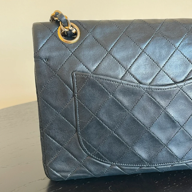 Chanel timeless small vintage cuir d'agneau lisse avec poinçon. SAC DE LUXE DE SECONDE MAIN AUTHENTIQUE CERTIFICAT D'AUTHENTICITE ENTRUPY. SAC DE LUXE D'OCCASION PAS CHER.
