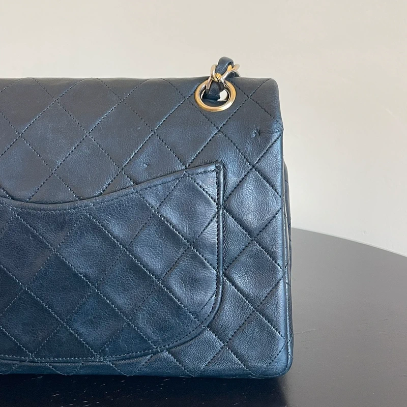Chanel timeless small vintage cuir d'agneau lisse avec poinçon. SAC DE LUXE DE SECONDE MAIN AUTHENTIQUE CERTIFICAT D'AUTHENTICITE ENTRUPY. SAC DE LUXE D'OCCASION PAS CHER.