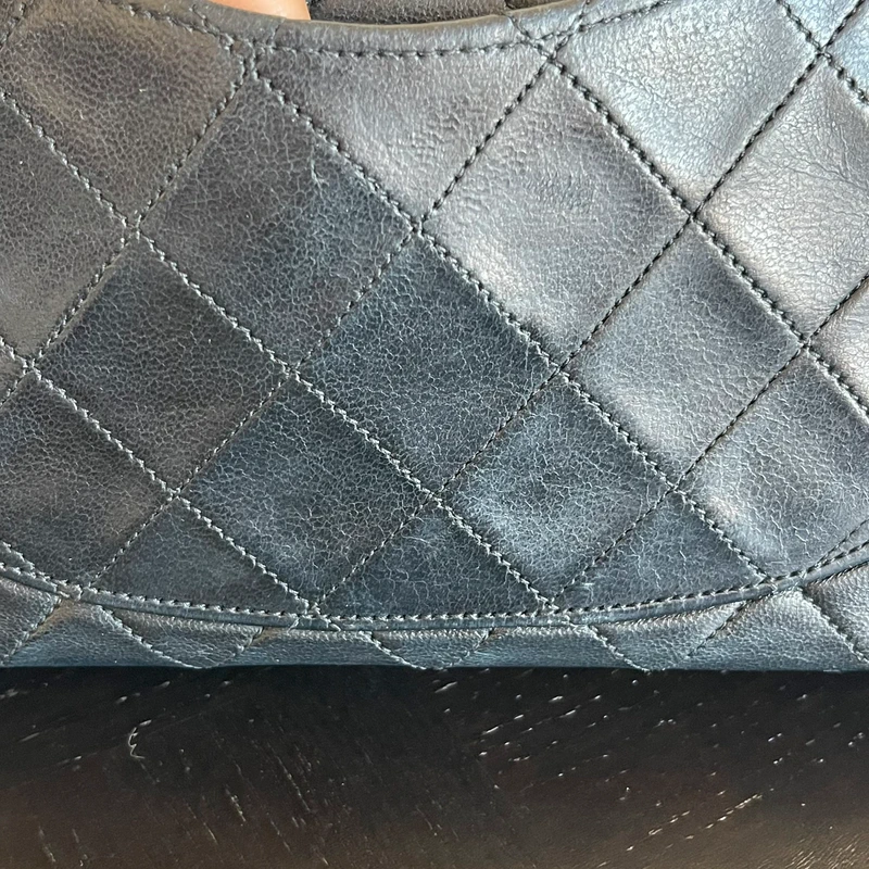 Chanel timeless small vintage cuir d'agneau lisse avec poinçon. SAC DE LUXE DE SECONDE MAIN AUTHENTIQUE CERTIFICAT D'AUTHENTICITE ENTRUPY. SAC DE LUXE D'OCCASION PAS CHER.