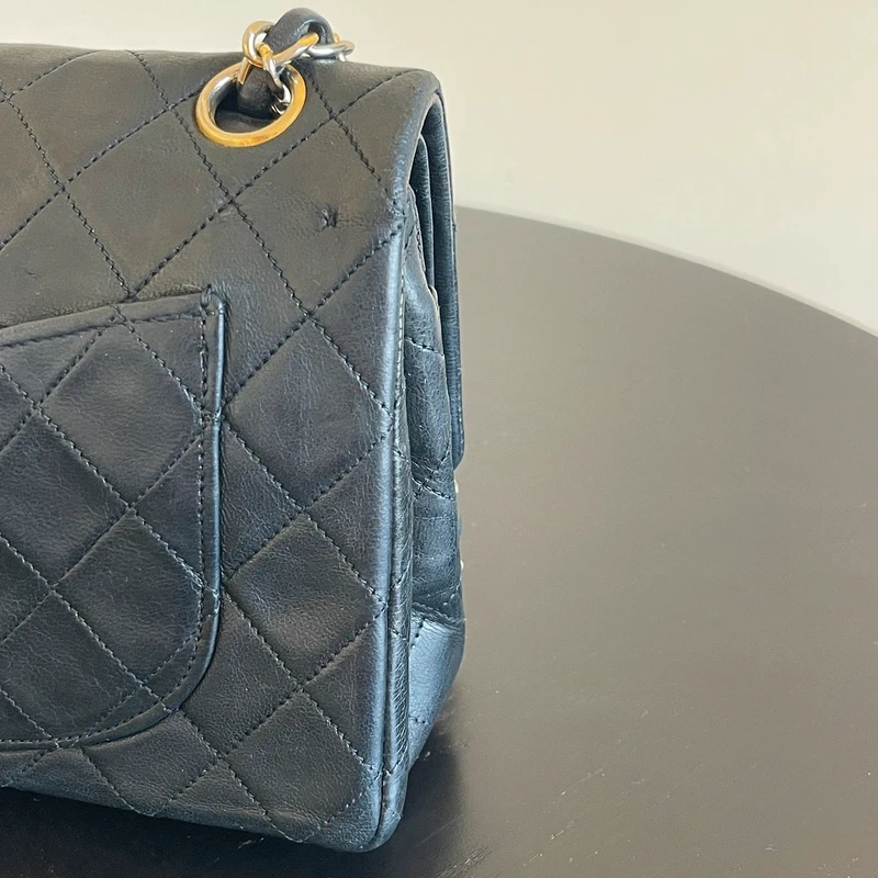 Chanel timeless small vintage cuir d'agneau lisse avec poinçon. SAC DE LUXE DE SECONDE MAIN AUTHENTIQUE CERTIFICAT D'AUTHENTICITE ENTRUPY. SAC DE LUXE D'OCCASION PAS CHER.