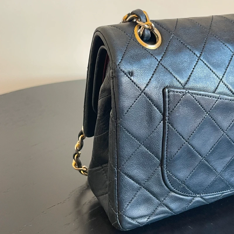 Chanel timeless small vintage cuir d'agneau lisse avec poinçon. SAC DE LUXE DE SECONDE MAIN AUTHENTIQUE CERTIFICAT D'AUTHENTICITE ENTRUPY. SAC DE LUXE D'OCCASION PAS CHER.