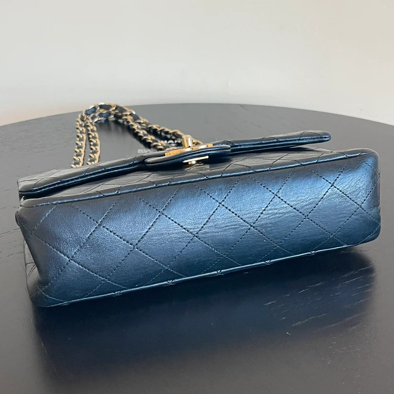 Chanel timeless small vintage cuir d'agneau lisse avec poinçon. SAC DE LUXE DE SECONDE MAIN AUTHENTIQUE CERTIFICAT D'AUTHENTICITE ENTRUPY. SAC DE LUXE D'OCCASION PAS CHER.