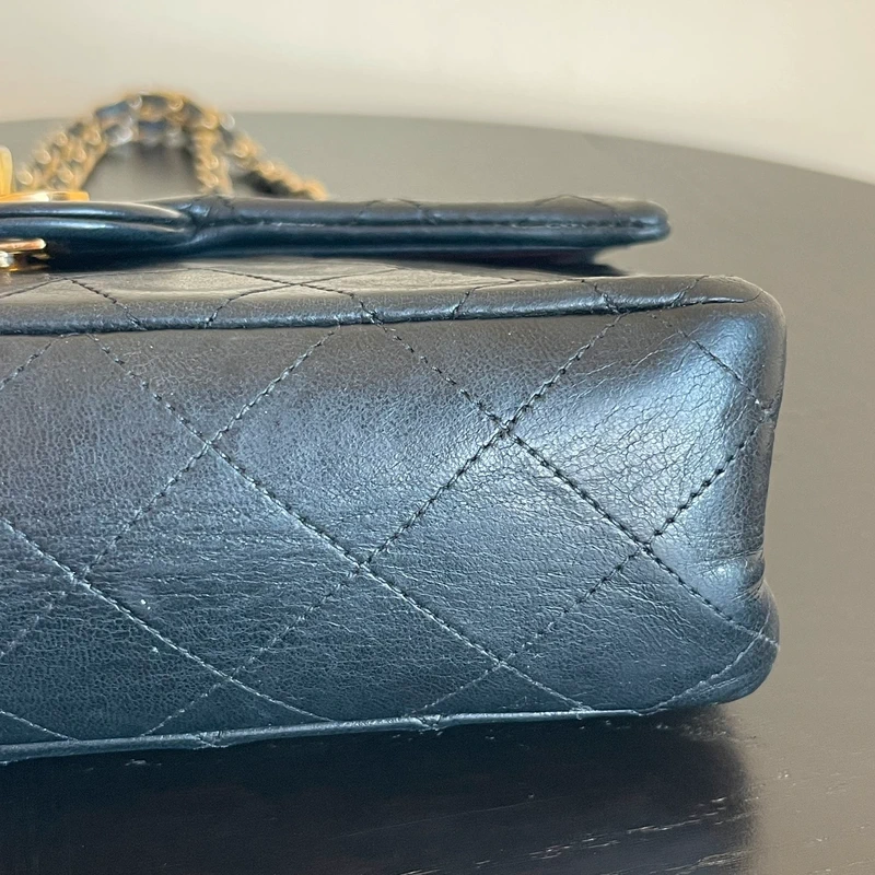 Chanel timeless small vintage cuir d'agneau lisse avec poinçon. SAC DE LUXE DE SECONDE MAIN AUTHENTIQUE CERTIFICAT D'AUTHENTICITE ENTRUPY. SAC DE LUXE D'OCCASION PAS CHER.