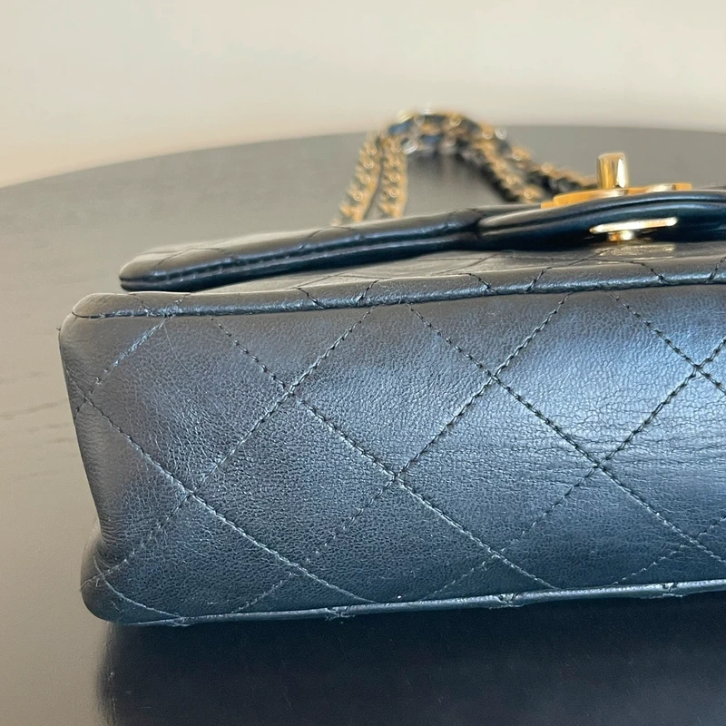 Chanel timeless small vintage cuir d'agneau lisse avec poinçon. SAC DE LUXE DE SECONDE MAIN AUTHENTIQUE CERTIFICAT D'AUTHENTICITE ENTRUPY. SAC DE LUXE D'OCCASION PAS CHER.