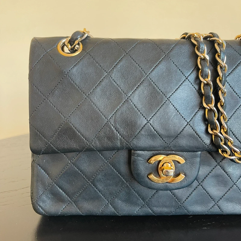 Chanel timeless small vintage cuir d'agneau lisse avec poinçon. SAC DE LUXE DE SECONDE MAIN AUTHENTIQUE CERTIFICAT D'AUTHENTICITE ENTRUPY. SAC DE LUXE D'OCCASION PAS CHER.