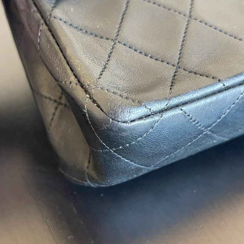 Chanel timeless small vintage cuir d'agneau lisse avec poinçon. SAC DE LUXE DE SECONDE MAIN AUTHENTIQUE CERTIFICAT D'AUTHENTICITE ENTRUPY. SAC DE LUXE D'OCCASION PAS CHER.