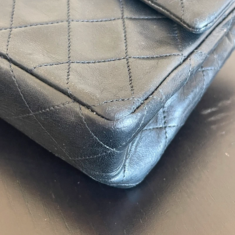 Chanel timeless small vintage cuir d'agneau lisse avec poinçon. SAC DE LUXE DE SECONDE MAIN AUTHENTIQUE CERTIFICAT D'AUTHENTICITE ENTRUPY. SAC DE LUXE D'OCCASION PAS CHER.