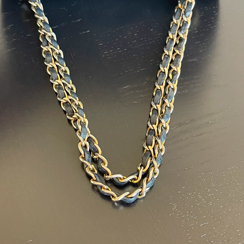 Chanel timeless small vintage cuir d'agneau lisse avec poinçon. SAC DE LUXE DE SECONDE MAIN AUTHENTIQUE CERTIFICAT D'AUTHENTICITE ENTRUPY. SAC DE LUXE D'OCCASION PAS CHER.