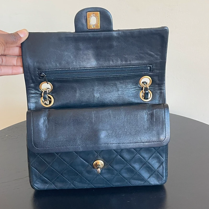 Chanel timeless small vintage cuir d'agneau lisse avec poinçon. SAC DE LUXE DE SECONDE MAIN AUTHENTIQUE CERTIFICAT D'AUTHENTICITE ENTRUPY. SAC DE LUXE D'OCCASION PAS CHER.