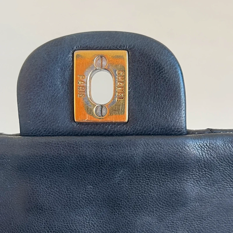 Chanel timeless small vintage cuir d'agneau lisse avec poinçon. SAC DE LUXE DE SECONDE MAIN AUTHENTIQUE CERTIFICAT D'AUTHENTICITE ENTRUPY. SAC DE LUXE D'OCCASION PAS CHER.