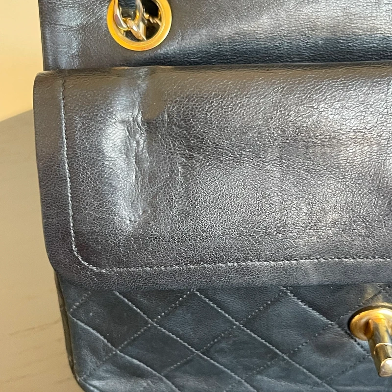 Chanel timeless small vintage cuir d'agneau lisse avec poinçon. SAC DE LUXE DE SECONDE MAIN AUTHENTIQUE CERTIFICAT D'AUTHENTICITE ENTRUPY. SAC DE LUXE D'OCCASION PAS CHER.
