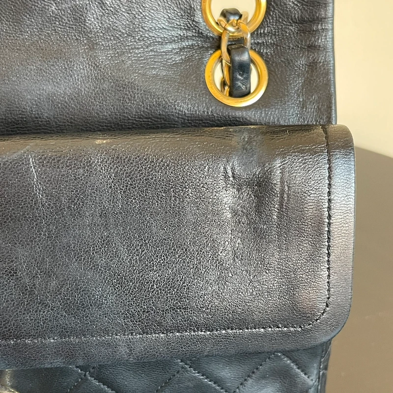 Chanel timeless small vintage cuir d'agneau lisse avec poinçon. SAC DE LUXE DE SECONDE MAIN AUTHENTIQUE CERTIFICAT D'AUTHENTICITE ENTRUPY. SAC DE LUXE D'OCCASION PAS CHER.