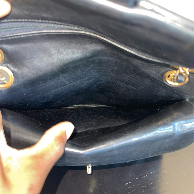 Chanel timeless small vintage cuir d'agneau lisse avec poinçon. SAC DE LUXE DE SECONDE MAIN AUTHENTIQUE CERTIFICAT D'AUTHENTICITE ENTRUPY. SAC DE LUXE D'OCCASION PAS CHER.