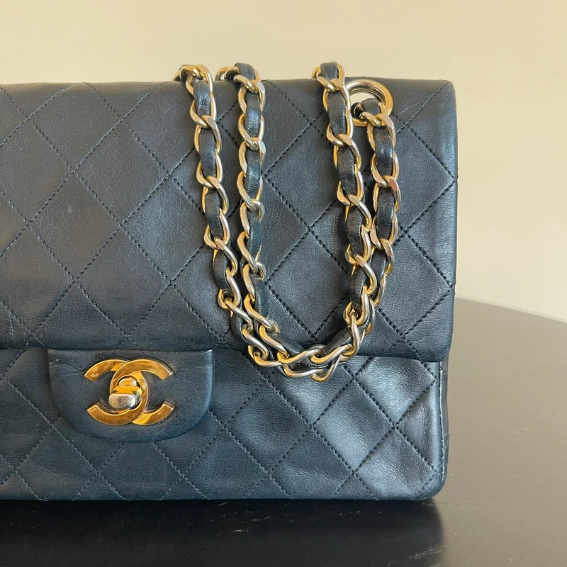Chanel timeless small vintage cuir d'agneau lisse avec poinçon. SAC DE LUXE DE SECONDE MAIN AUTHENTIQUE CERTIFICAT D'AUTHENTICITE ENTRUPY. SAC DE LUXE D'OCCASION PAS CHER.
