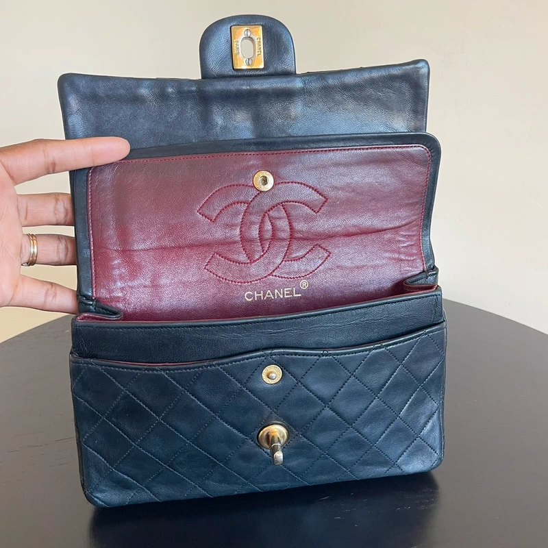 Chanel timeless small vintage cuir d'agneau lisse avec poinçon. SAC DE LUXE DE SECONDE MAIN AUTHENTIQUE CERTIFICAT D'AUTHENTICITE ENTRUPY. SAC DE LUXE D'OCCASION PAS CHER.