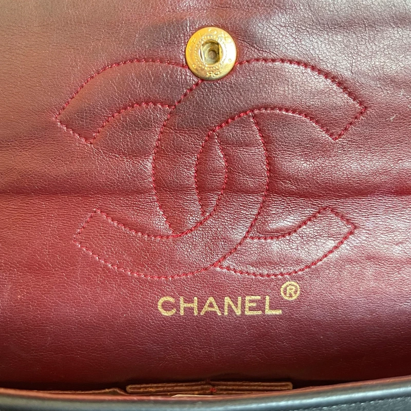 Chanel timeless small vintage cuir d'agneau lisse avec poinçon. SAC DE LUXE DE SECONDE MAIN AUTHENTIQUE CERTIFICAT D'AUTHENTICITE ENTRUPY. SAC DE LUXE D'OCCASION PAS CHER.