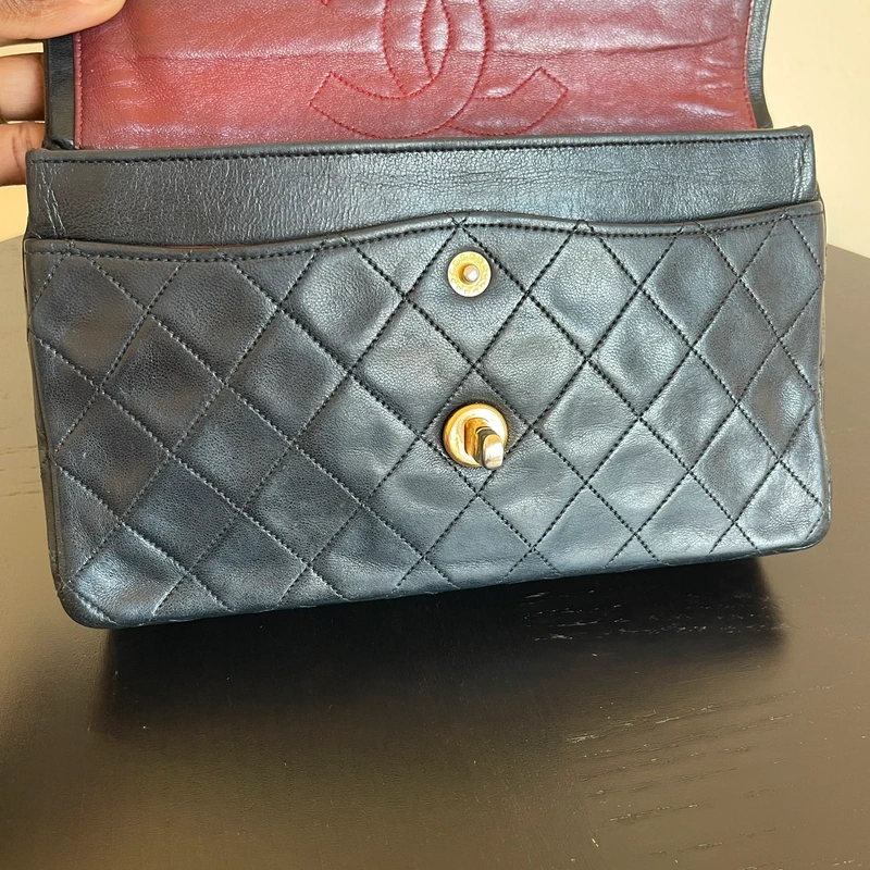Chanel timeless small vintage cuir d'agneau lisse avec poinçon. SAC DE LUXE DE SECONDE MAIN AUTHENTIQUE CERTIFICAT D'AUTHENTICITE ENTRUPY. SAC DE LUXE D'OCCASION PAS CHER.