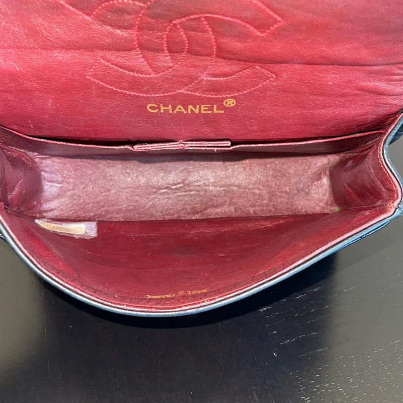 Chanel timeless small vintage cuir d'agneau lisse avec poinçon. SAC DE LUXE DE SECONDE MAIN AUTHENTIQUE CERTIFICAT D'AUTHENTICITE ENTRUPY. SAC DE LUXE D'OCCASION PAS CHER.