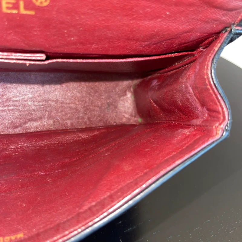 Chanel timeless small vintage cuir d'agneau lisse avec poinçon. SAC DE LUXE DE SECONDE MAIN AUTHENTIQUE CERTIFICAT D'AUTHENTICITE ENTRUPY. SAC DE LUXE D'OCCASION PAS CHER.
