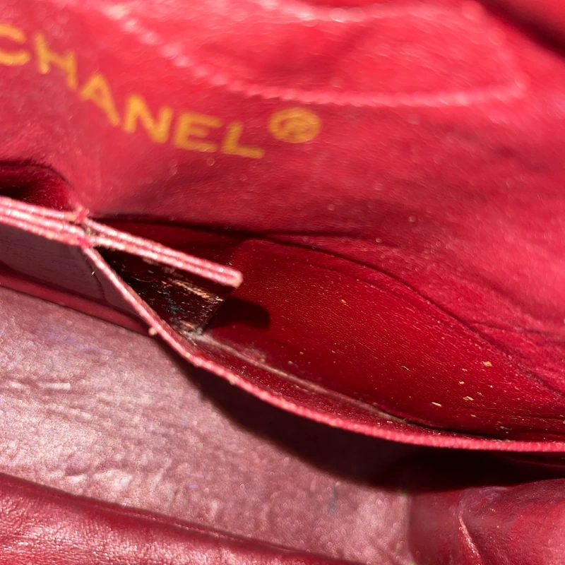 Chanel timeless small vintage cuir d'agneau lisse avec poinçon. SAC DE LUXE DE SECONDE MAIN AUTHENTIQUE CERTIFICAT D'AUTHENTICITE ENTRUPY. SAC DE LUXE D'OCCASION PAS CHER.