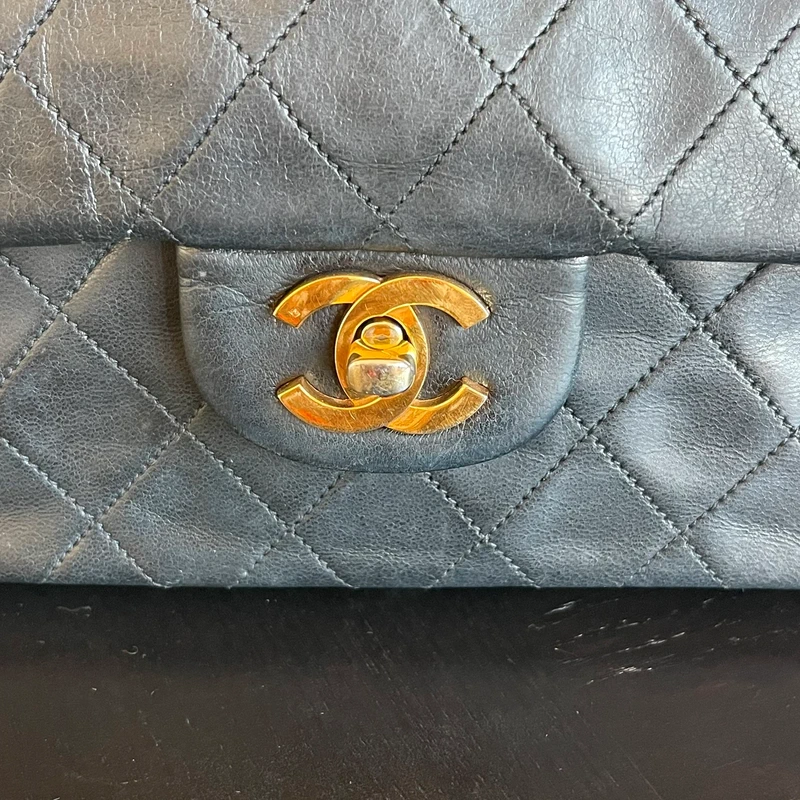 Chanel timeless small vintage cuir d'agneau lisse avec poinçon. SAC DE LUXE DE SECONDE MAIN AUTHENTIQUE CERTIFICAT D'AUTHENTICITE ENTRUPY. SAC DE LUXE D'OCCASION PAS CHER.