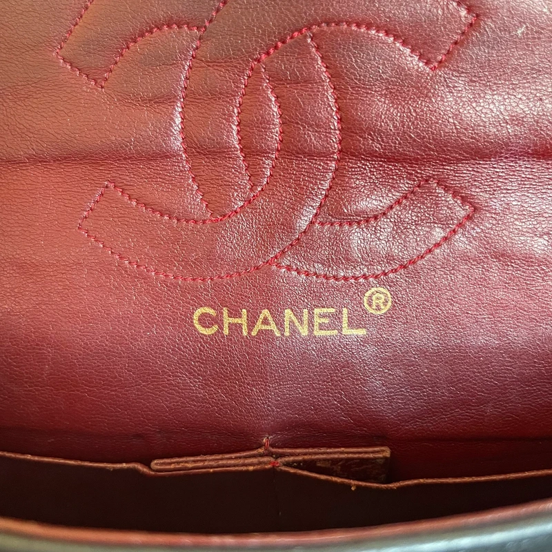 Chanel timeless small vintage cuir d'agneau lisse avec poinçon. SAC DE LUXE DE SECONDE MAIN AUTHENTIQUE CERTIFICAT D'AUTHENTICITE ENTRUPY. SAC DE LUXE D'OCCASION PAS CHER.