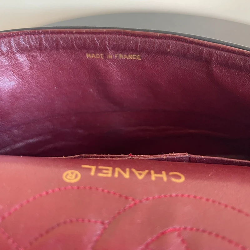 Chanel timeless small vintage cuir d'agneau lisse avec poinçon. SAC DE LUXE DE SECONDE MAIN AUTHENTIQUE CERTIFICAT D'AUTHENTICITE ENTRUPY. SAC DE LUXE D'OCCASION PAS CHER.