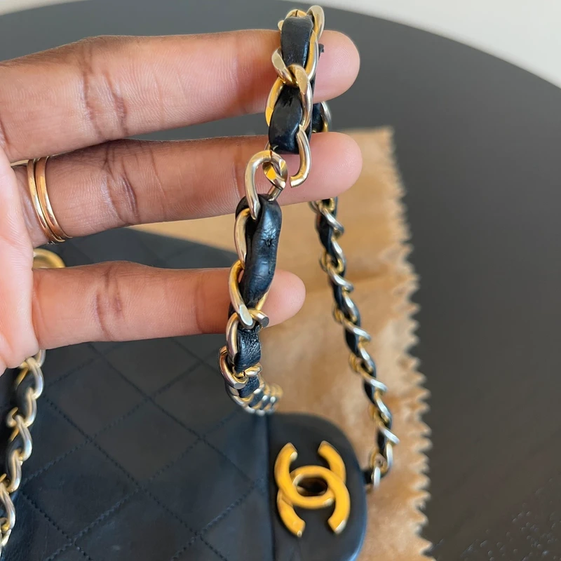 Chanel timeless small vintage cuir d'agneau lisse avec poinçon. SAC DE LUXE DE SECONDE MAIN AUTHENTIQUE CERTIFICAT D'AUTHENTICITE ENTRUPY. SAC DE LUXE D'OCCASION PAS CHER.