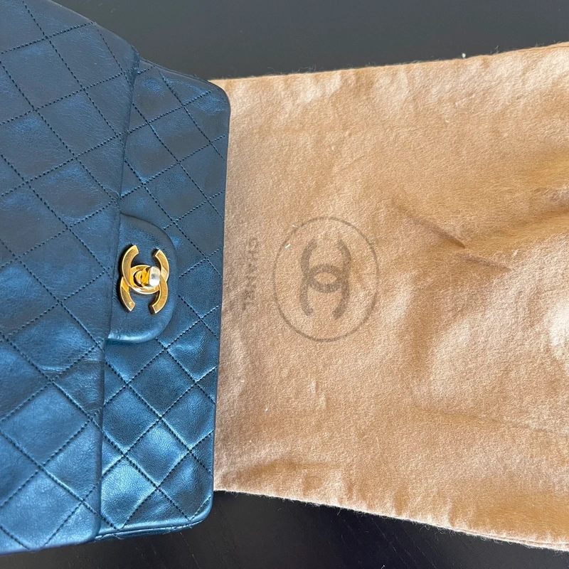 Chanel timeless small vintage cuir d'agneau lisse avec poinçon. SAC DE LUXE DE SECONDE MAIN AUTHENTIQUE CERTIFICAT D'AUTHENTICITE ENTRUPY. SAC DE LUXE D'OCCASION PAS CHER.