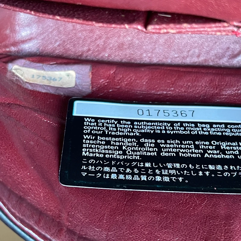 Chanel timeless small vintage cuir d'agneau lisse avec poinçon. SAC DE LUXE DE SECONDE MAIN AUTHENTIQUE CERTIFICAT D'AUTHENTICITE ENTRUPY. SAC DE LUXE D'OCCASION PAS CHER.