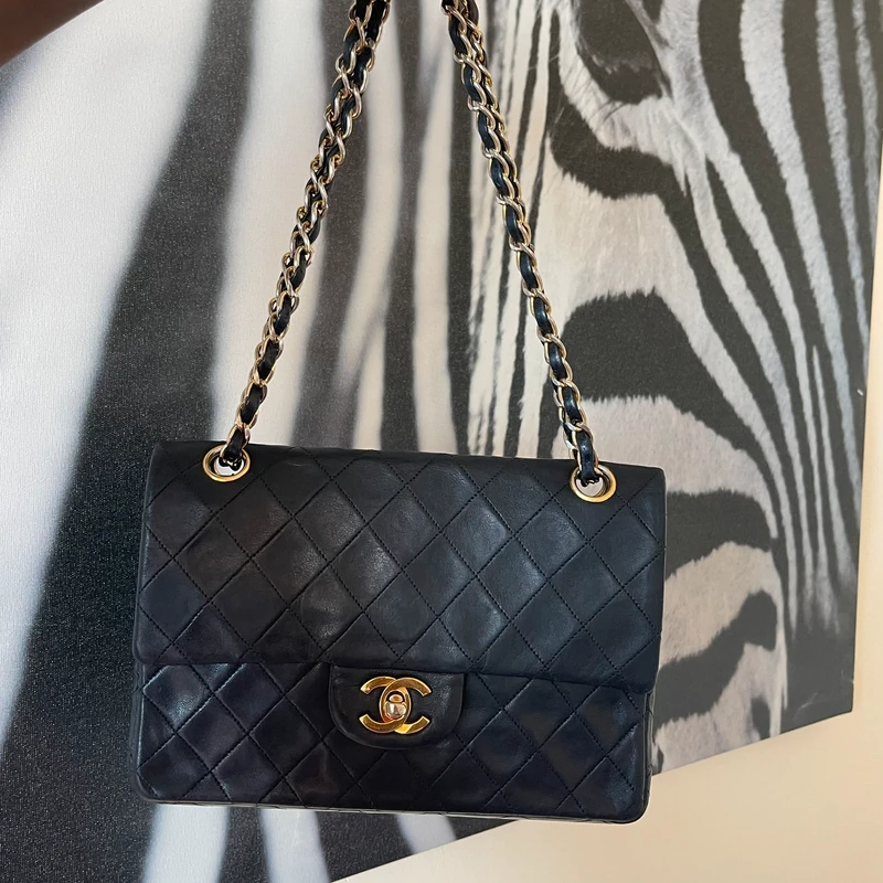Chanel timeless small vintage cuir d'agneau lisse avec poinçon. SAC DE LUXE DE SECONDE MAIN AUTHENTIQUE CERTIFICAT D'AUTHENTICITE ENTRUPY. SAC DE LUXE D'OCCASION PAS CHER.