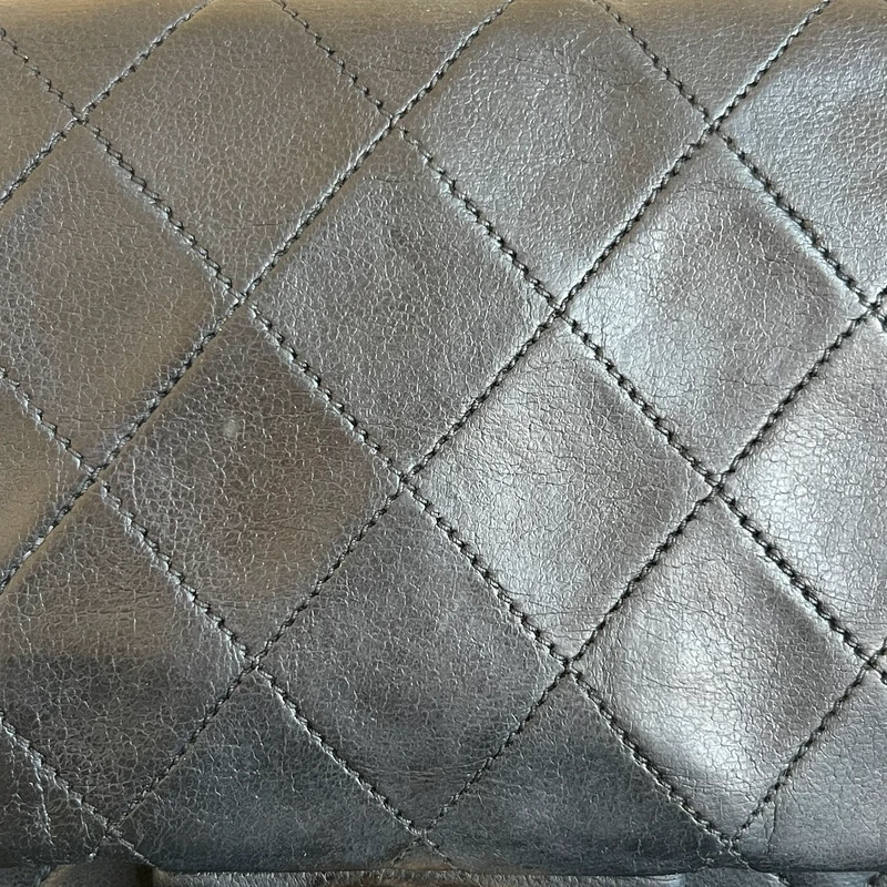 Chanel timeless small vintage cuir d'agneau lisse avec poinçon. SAC DE LUXE DE SECONDE MAIN AUTHENTIQUE CERTIFICAT D'AUTHENTICITE ENTRUPY. SAC DE LUXE D'OCCASION PAS CHER.