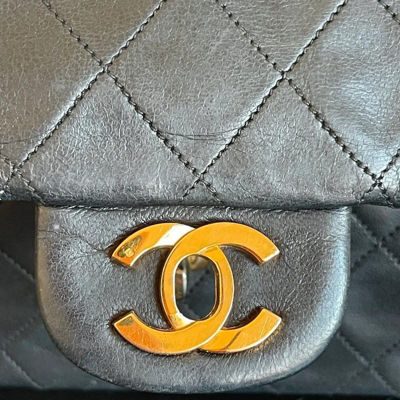 Chanel timeless small vintage cuir d'agneau lisse avec poinçon. SAC DE LUXE DE SECONDE MAIN AUTHENTIQUE CERTIFICAT D'AUTHENTICITE ENTRUPY. SAC DE LUXE D'OCCASION PAS CHER.
